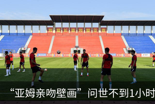 “亚姆亲吻壁画”问世不到1小时便被破坏!艺术家：这更证明需要它
